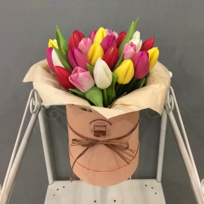 25 разноцветных тюльпанов в коробке - Доставка цветов в Екатеринбурге