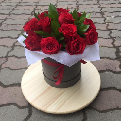 Шляпная коробка с красными розами и декоративной зеленью - Доставка цветов в Екатеринбурге